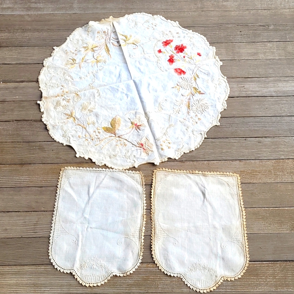 3/$25 Vintage decorative linens